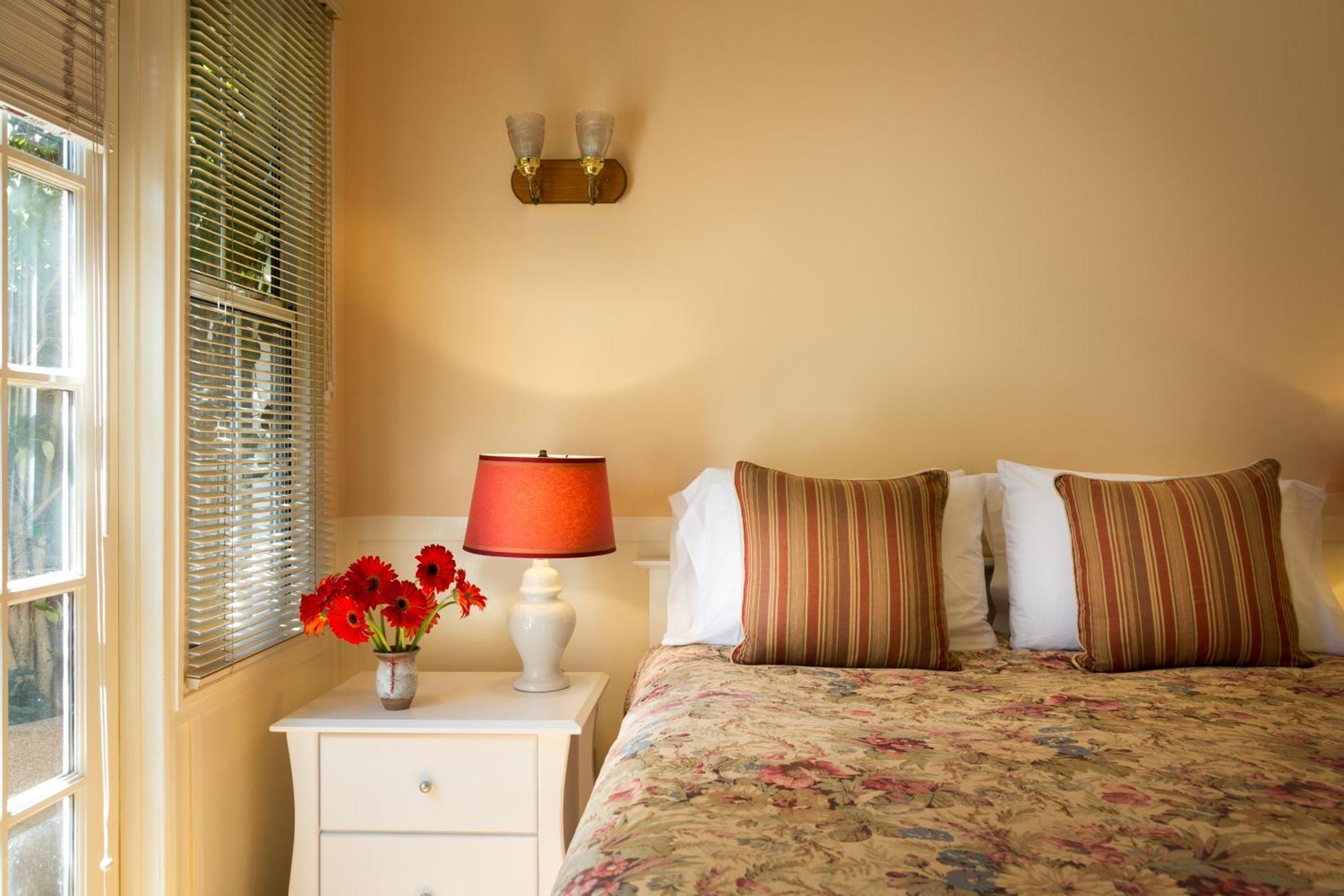 Cheshire Cat Inn & Cottages Санта-Барбара Экстерьер фото